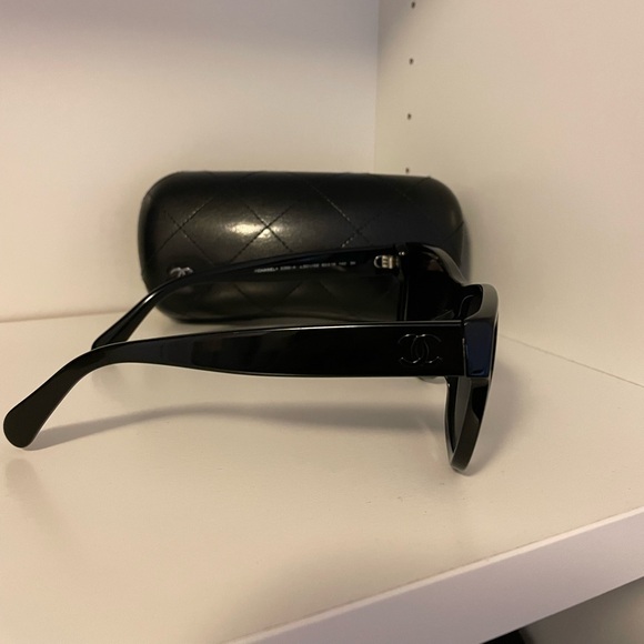 Chanel Black Frame Sunglasses with black CC logo on both side - Picture 3 of 8